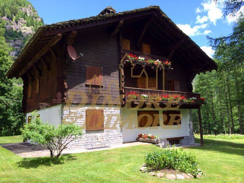 Villa in Via Hof in zona Pecetto a Macugnaga