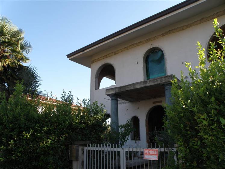 Casa singola da ristrutturare a Montignoso