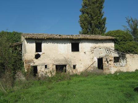 Rustico casale da ristrutturare in zona Rivotorto a Assisi