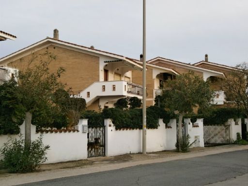 Villa a schiera in Via Casablanca in zona Torvaianica a Pomezia