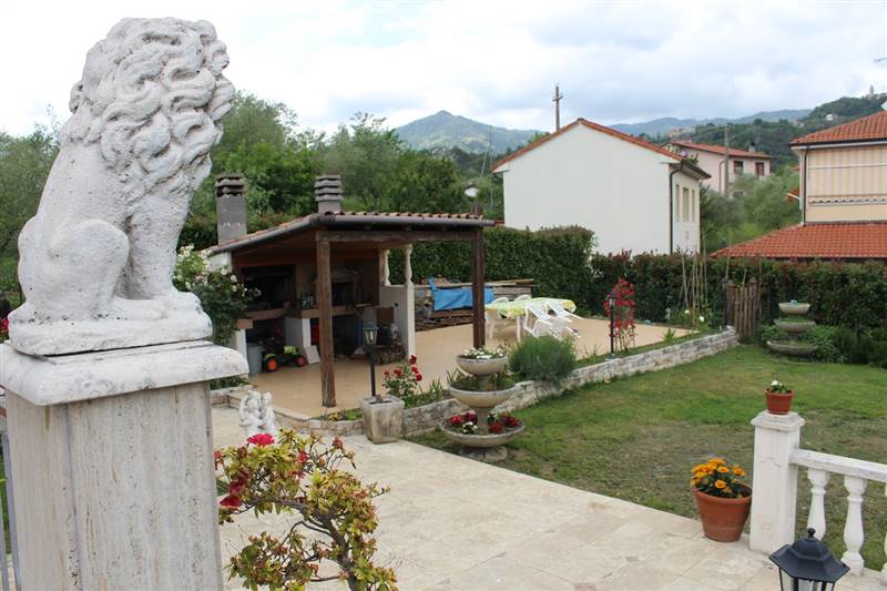 Casa singola in Via Romana in zona Ceparana a Bolano