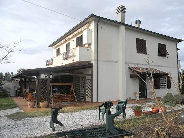 Casa singola abitabile in zona Vada a Rosignano Marittimo