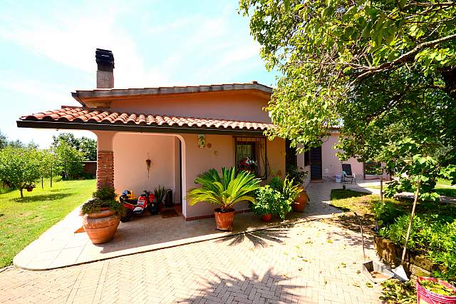 Villa a schiera abitabile in zona Rosignano Solvay a Rosignano Marittimo