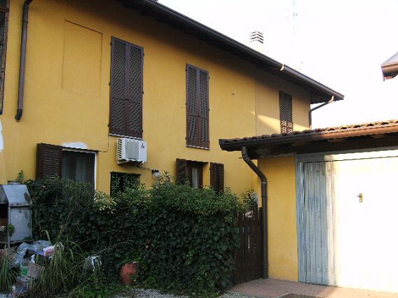 Casa semi indipendente in Piazza a. Manzoni in zona Massina a Cislago