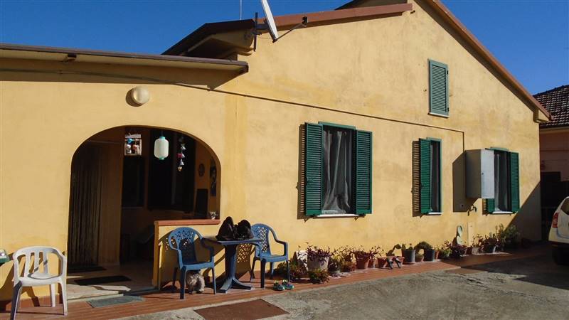 Casa singola in Via Baracchini in zona Marina di Massa a Massa