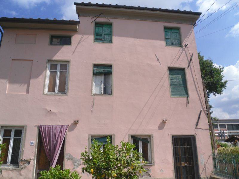 Casa singola da ristrutturare in zona Lunata a Capannori
