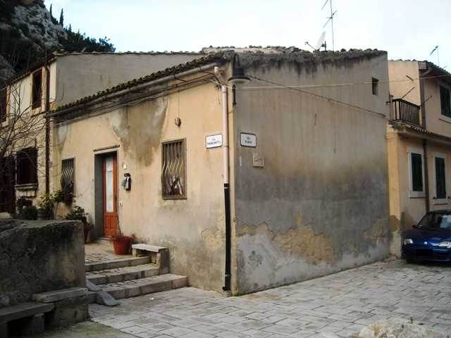 Casa singola in Via Piedigrotta in zona Scicli a Scicli