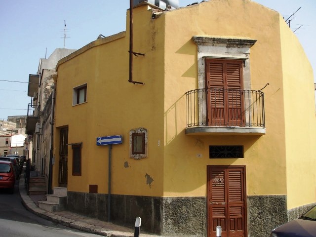 Casa singola in Via Vittorio Emanuele in zona Modica Alta a Modica