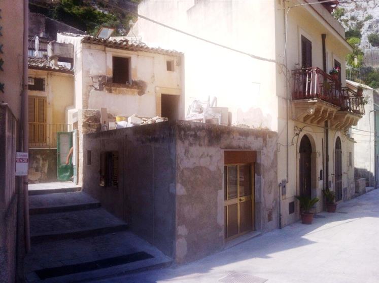 Casa singola in Via San Bartolomeo in zona Scicli a Scicli