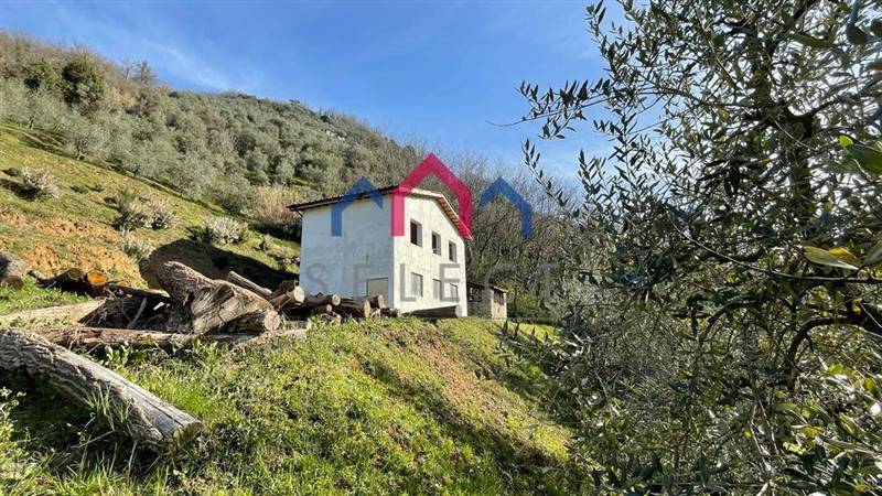 Rustico casale da ristrutturare in zona Valdottavo a Borgo a Mozzano