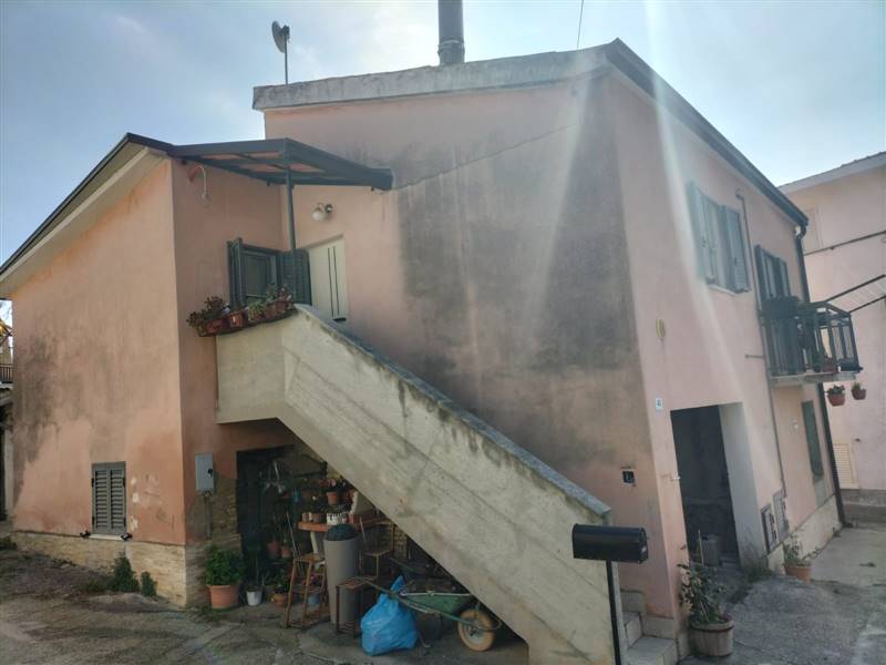 Casa semi indipendente in Via Sant'Amato 43 in zona Santamato a Lanciano
