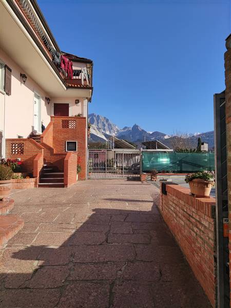 Casa semi indipendente ristrutturato in zona Stabbio a Carrara
